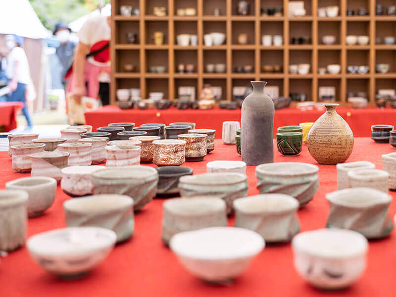 4月29日（月・祝）～5月5日（日曜日） 陶器の祭典 笠間の陶炎祭 （ひまつり）が開催！200以上の出店者が勢ぞろい！伝統的～モダンなものまで多彩な器に出会えます。を見る