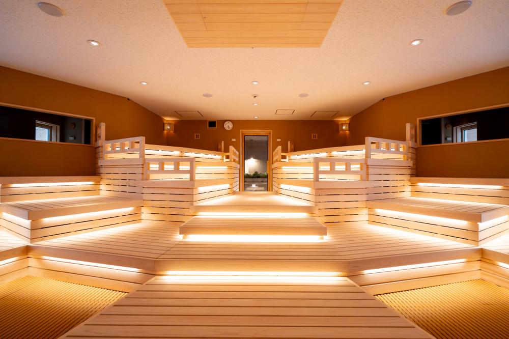 サ活は茨城!道の駅常総に隣接する「常総ONSEN&SAUNAお湯むすび」は関東最大級の男女一緒に楽しめるサウナです。を見る