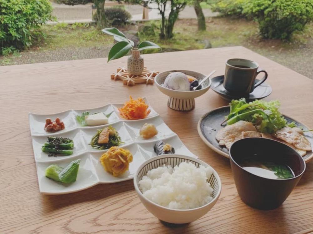石岡市の古民家カフェ「岡野ファーム」では地元食材を使用したランチや自家製ジェラートを味わえるほか、ブルーベリー摘みも体験できます。を見る