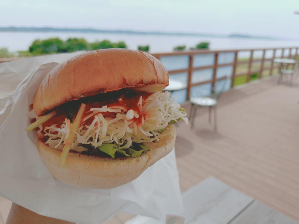 霞ケ浦で獲れたナマズが食べられる？！観光物産館こいこいで販売している「なめパックン」。ぜひ食べてみてね♪を見る