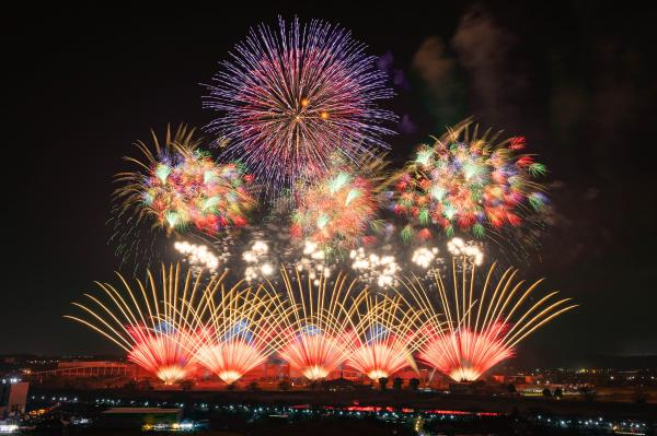 11/1㈯ 土浦花火100周年「第94回土浦全国花火競技大会」開催!日本三大花火大会のひとつ。全国から花火師が集結し技術を競います!を見る