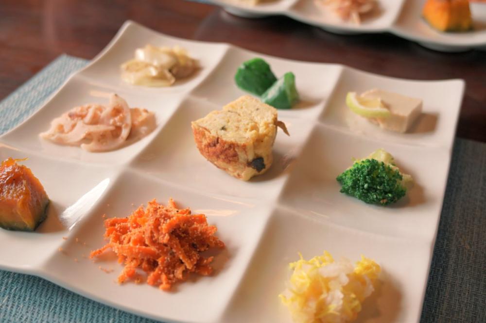 石岡市「岡野ファーム」が営む古民家カフェでは地元素材を利用したランチやデザートが楽しめます。和室とテラス席はペットとのお食事が可能♪を見る