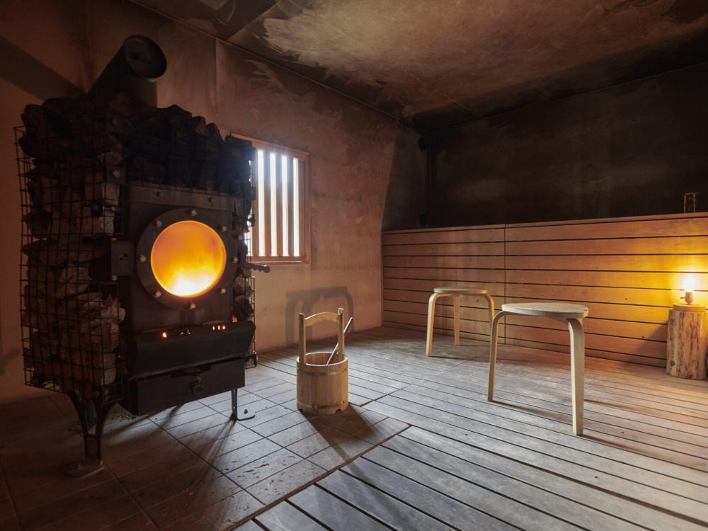 サ活は茨城！結城市の「KURA:SAUNA IBARAKI」で蔵×薪の非日常サ活を。築90年の蔵を改装した薪ストーブサウナは芯から温まります。を見る