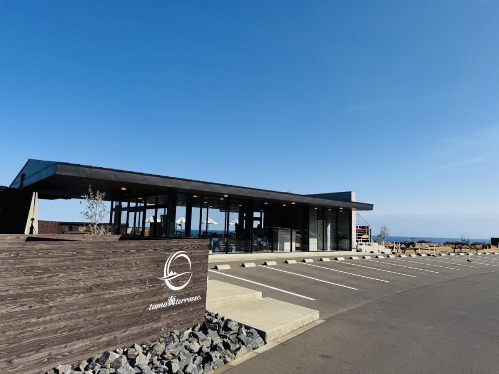 鉾田市にある茨城の海を一望できるカフェレストランが併設されたキャンプ場「tama海terrasse 」でゆったりとした贅沢時間を…。を見る