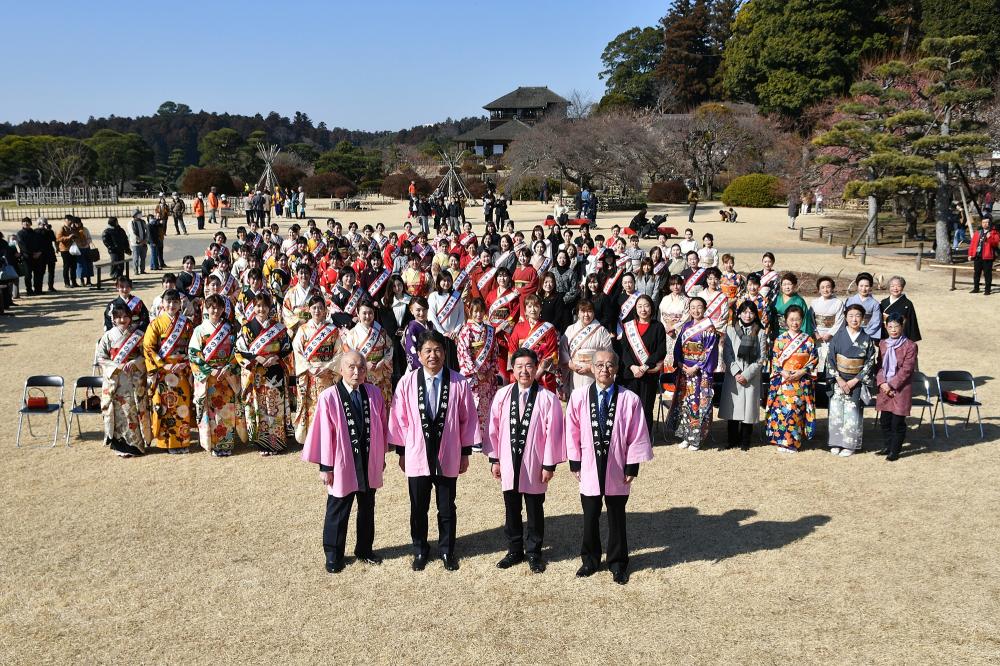 2/14㈯偕楽園にて「歴代水戸の梅むすめ・梅大使の集い」が開催されました！会場はより一層華やかな雰囲気に♪を見る