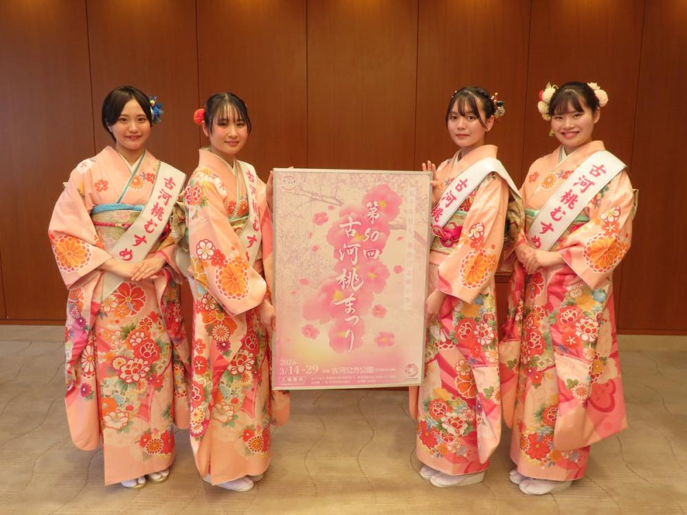 古河桃まつりをPRするため、関係者の皆様が大井川知事を表敬訪問されました！約1,800本もの花桃が会場を彩ります♪を見る