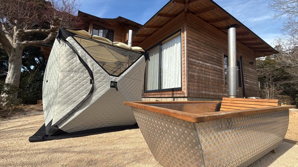 サ活は茨城！かすみがうら市「水郷園」に待望のテントサウナが登場。水風呂は最後に薪で沸かして熱々のお風呂に変身！を見る