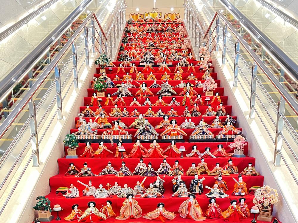 3/22㈰までアートホテル鹿島セントラルで「センびな2026」開催中！大階段に並ぶ約590体の雛人形は圧巻です。を見る