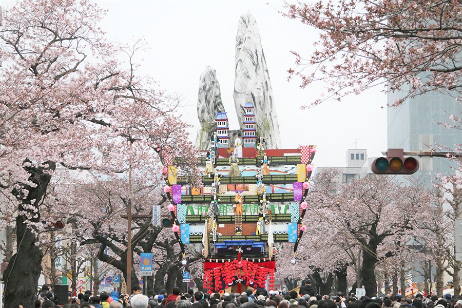 4/4㈯-5㈰に開催される「日立さくらまつり」のメインイベント、ユネスコ無形文化遺産にも登録されている壮大な山車が特徴の「日立風流物」🌸 桜と伝統芸能のコラボは必見です‼を見る