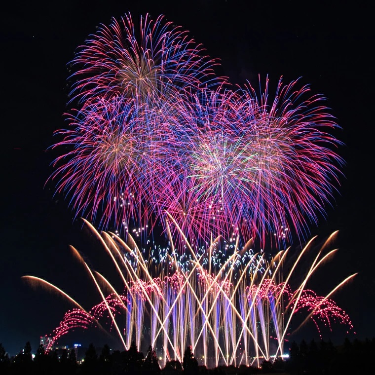 8月8日（土曜日）とりで利根川大花火が開催されます✨打ち上げ予定数は約10,000発！ ドローンショーも実施予定！を見る