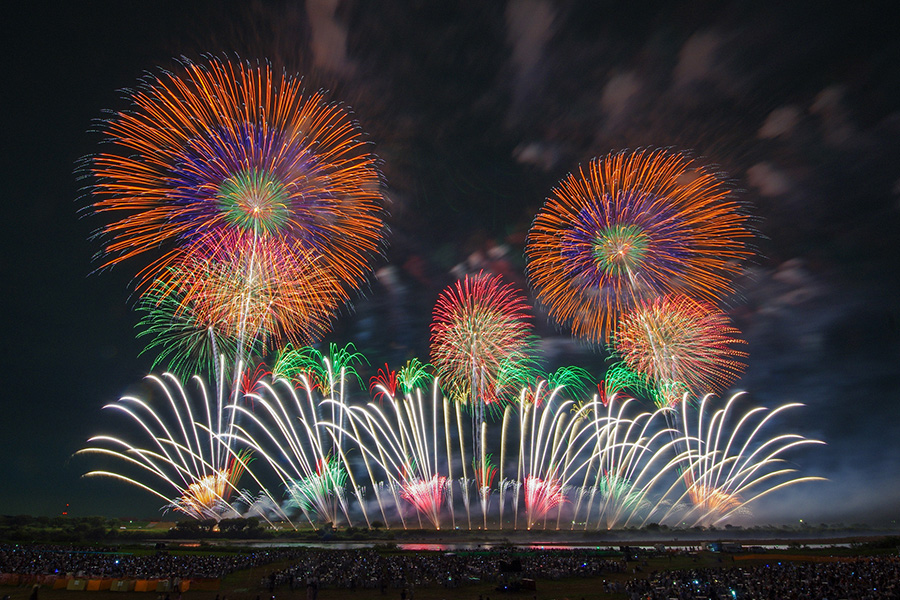 🎆✨夜空を埋め尽くす、約3万発の大花火✨🎇  ◤ 第39回利根川大花火大会 ◢  利根川の雄大な河川敷を舞台に、色とりどりの花火が夜空を華やかに彩ります💫  国内最大級！約30,000発の打上花火は圧巻👀🔥  夏の終わりに、忘れられない感動を味わいませんか？💁‍♀️を見る