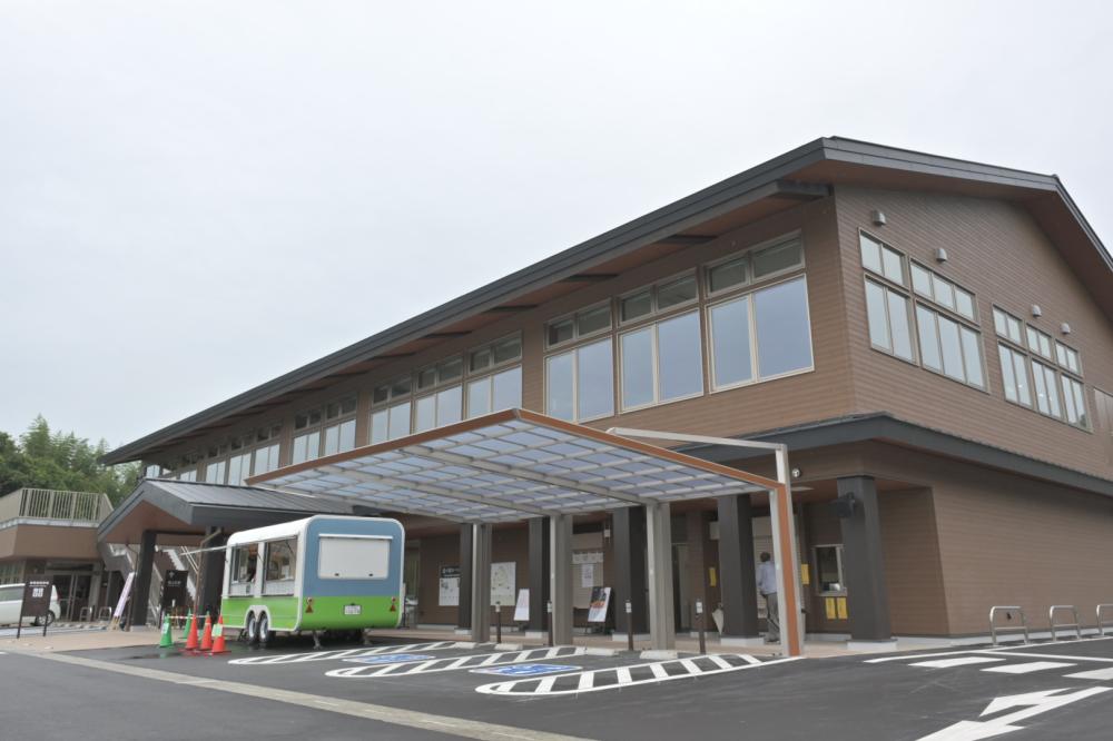 ✨9/15 リニューアルOPEN✨ 道の駅かつら が新しくなりました！  名物「古内茶」など城里の特産品をはじめ、2階には蕎麦処やピッツァ＆パスタのビュッフェも登場🍕 御前山と那珂川を望む絶景も楽しめます  シルバーウィークのお出かけにぜひ🚗を見る