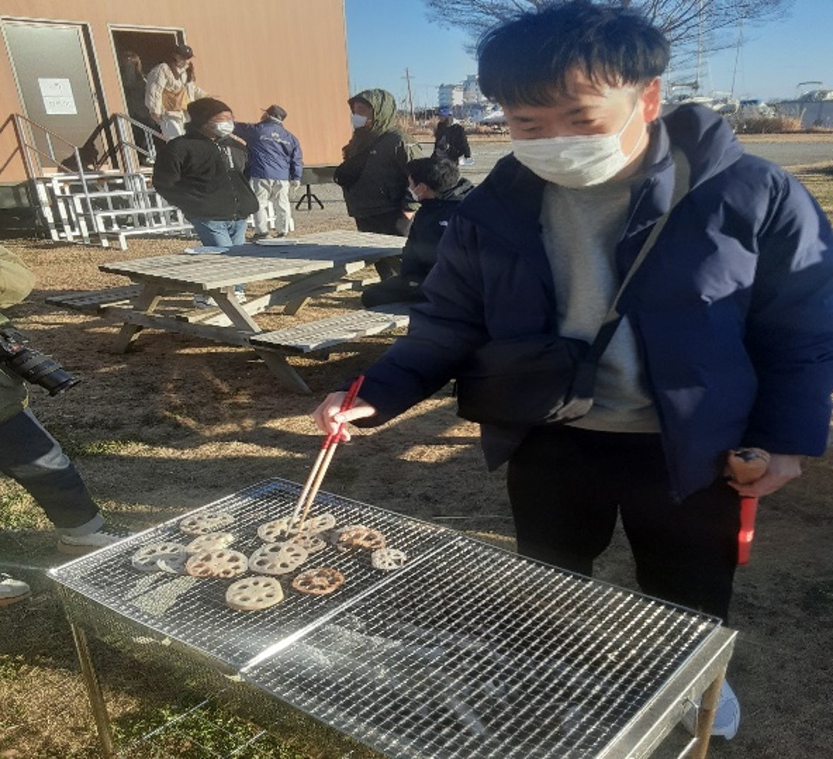 日本一のれんこん生産地「土浦」で魅力発見「ファミリーレンコン掘り大会」