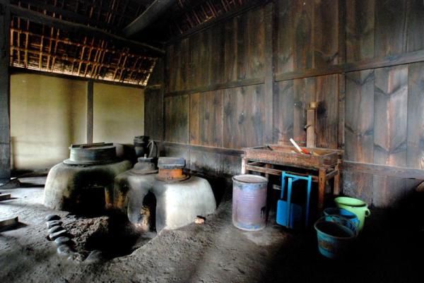 旧飛田家住宅_土間の「かまど」