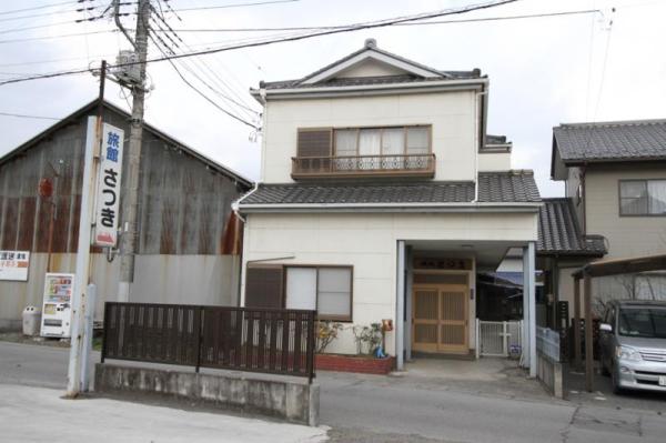 さつき旅館_旅館と駐車場