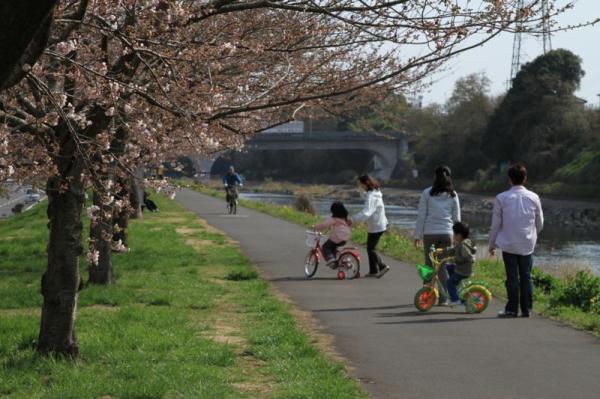 勤行川サイクリングロード_沢山の人達