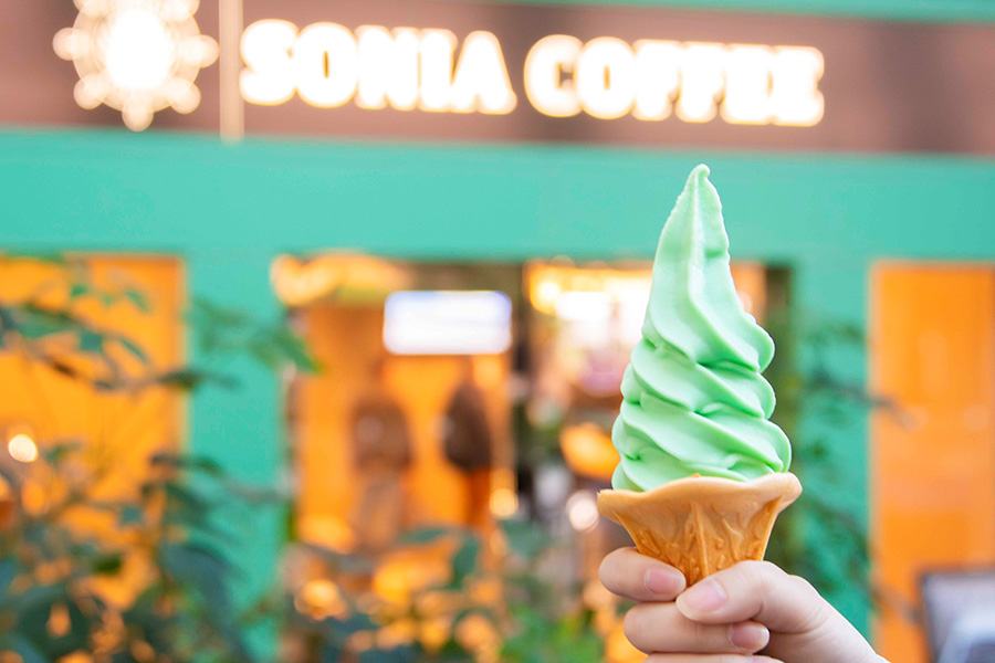 ピーマンソフトクリーム_コーン_手持ち_横(900&times;600)