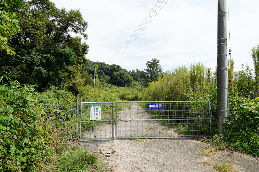 宝篋山_登山口にはフェンスが設置