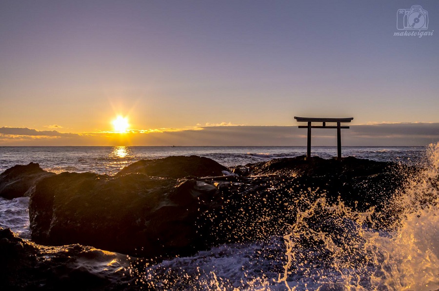 神磯の鳥居と昇る初日の出