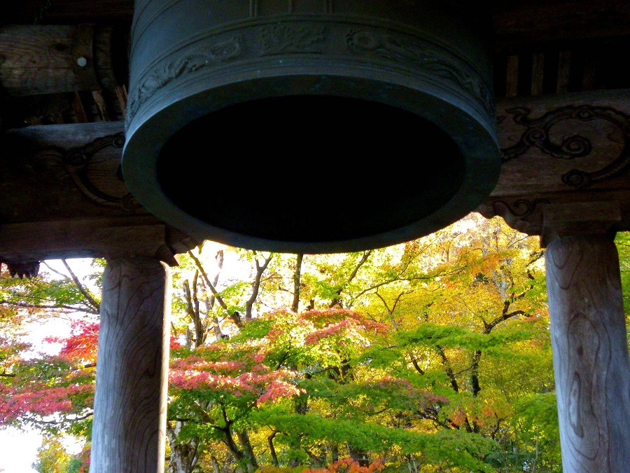 永源寺(もみじ寺)の鐘楼と紅葉