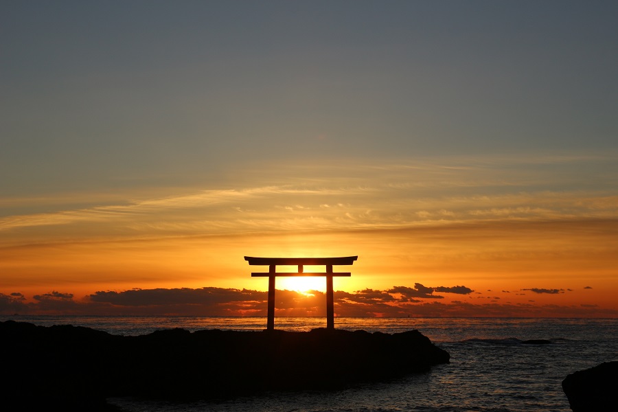 神磯の鳥居　日の出