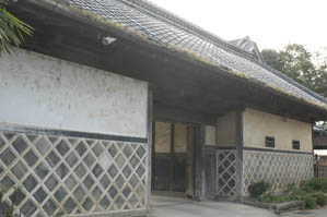 市塚章一家住宅長屋門