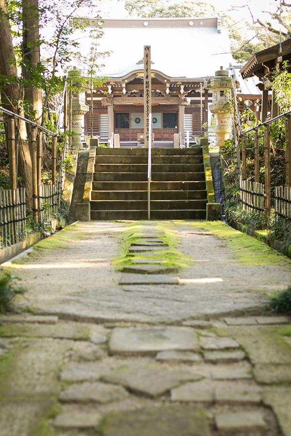 本堂と階段
