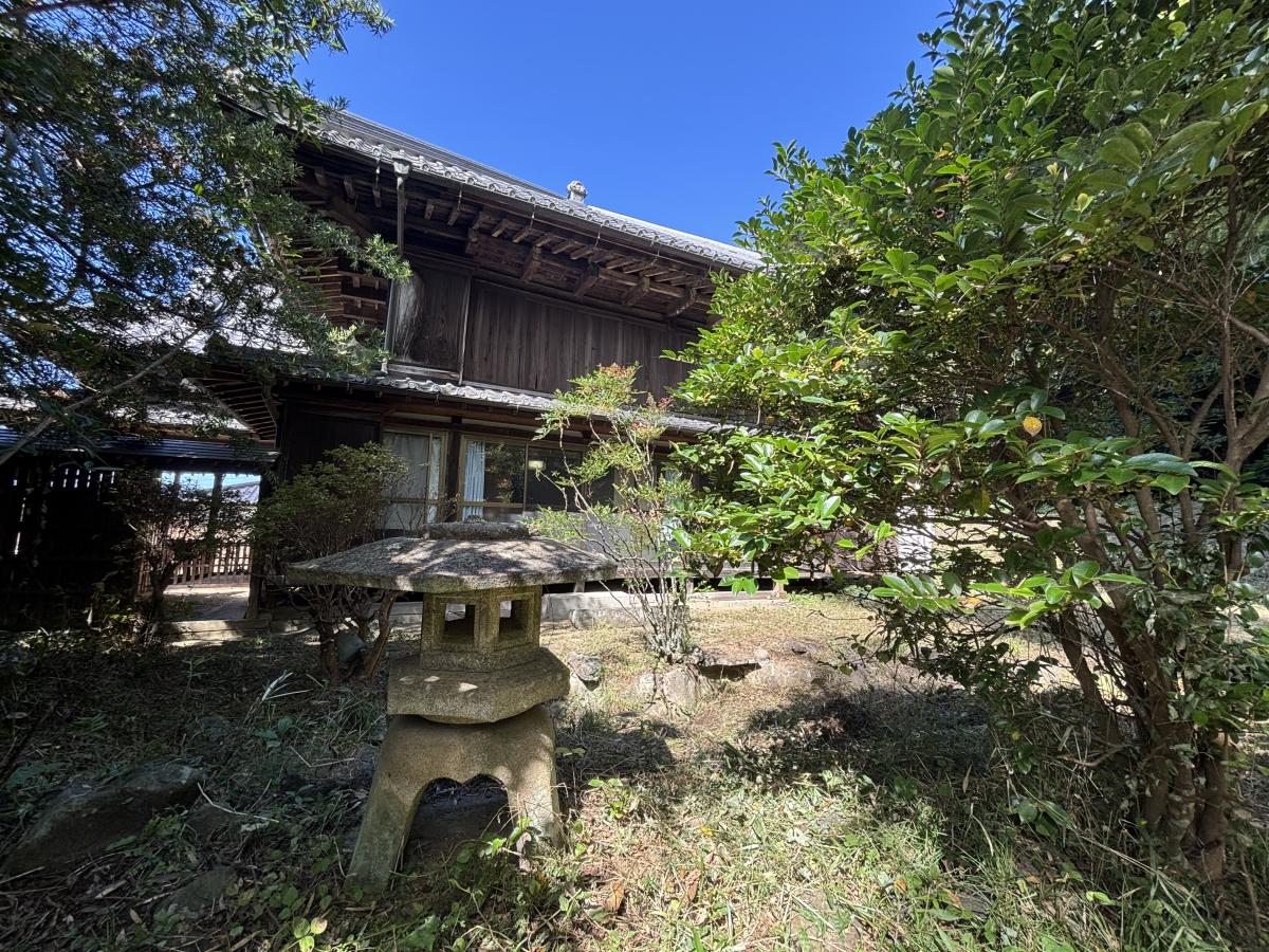 仁左ェ門庭・燈篭