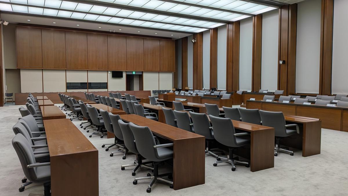 県議会予算特別委員会室