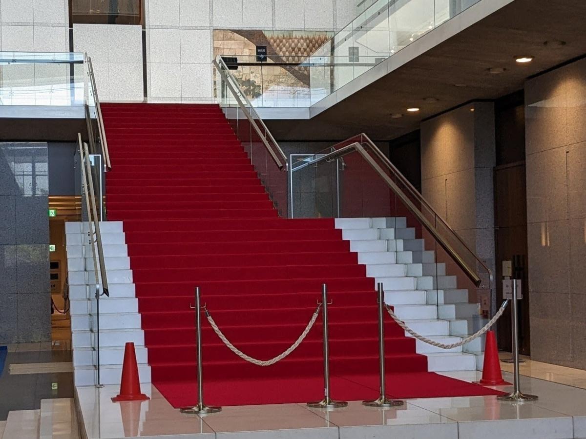 議会棟階段赤じゅうたん