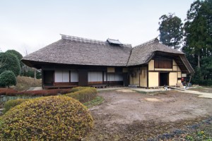 親水公園内の曲がり屋
