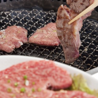 こだわりのお肉はわさび醤油で食べるのがオススメ!リーズナブルにお腹一杯になれます。