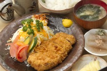 ローズポークを使ったロースかつ定食は1,300円。オーダーを受けてから必ず手切りします。 