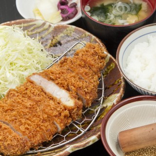 肉に旨味があるので、揚げ油はさっぱりと植物性!リブロースかつ定食は1,680円です。