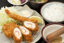 女性に人気のエビ・ヒレ・チキンチーズロールかつ定食は1,280円!色々楽しめるのが人気です♪