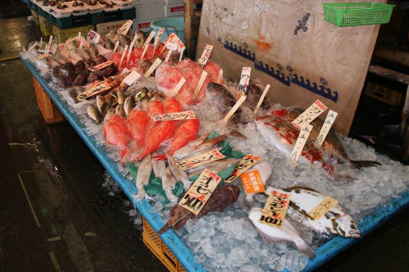 那珂湊の海の幸がズラリ!格安で購入できるため、行列ができることもしばしば。