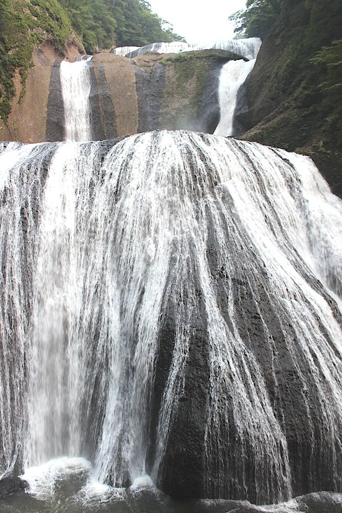 圧倒的な迫力で観光客を魅了する袋田の滝