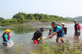 体を水に慣れさせるために、浅瀬で水浴び。大人も童心に戻って水を掛け合います。