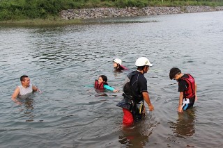 ツアー後も水遊びする参加者たち。いつまでも那珂川にいたい、そんな感じが伝わってきます。