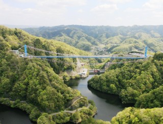 新緑の季節の竜神大吊橋