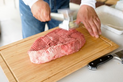 ミートハンマーで叩き、肉を柔らかくします。