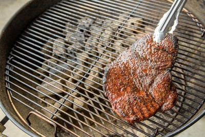 まず強火で片面を焼き、肉汁が表面に出てきたら、裏返して弱火エリアへ。後はふたをして蒸すことで、分厚い肉でも、しっかりと中まで火が通ります。