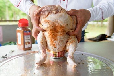 丸鶏を中までしっかり水洗いをし、半分に減らした缶ビールを、鶏のお尻から差し、缶に座っているようなポーズにします。