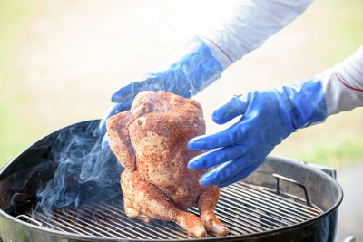 真ん中部分に鶏を立てる。ふたをして1時間ほどで焼きあがります。