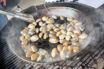 まずはオリーブオイルを熱して、エビ、アサリ、ムール貝を炒める。炒め終ったらいったんお皿にひきあげます(アサリ、ムール貝は白ワインで炒めます)