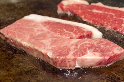 ステーキは焼き上げる直前に塩を振ります。肉の中の水分をなるべく外に出さないためです。