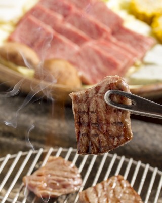 常陸牛炭火焼きは1人前3,024円。鮮度のいい肉を最良の状態で食べる贅沢！それがひたち野のコンセプトです。