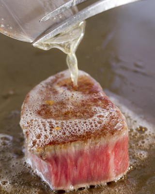 特選常陸牛のステーキ（150g）は9,504円。県外からの客人をもてなすときや特別なお祝いにも最適！上品な肉質を堪能できます。