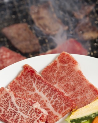 常陸牛上カルビは1,620円。もちろんカットするときも肉のメを見極めて厚めに切り分けます。繊維を断ち切り柔らかく♪