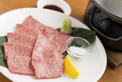 常陸牛イチボの鉄板焼きはぜひワサビ醤油で！醤油は、常陸太田の米菱醤油を使用。